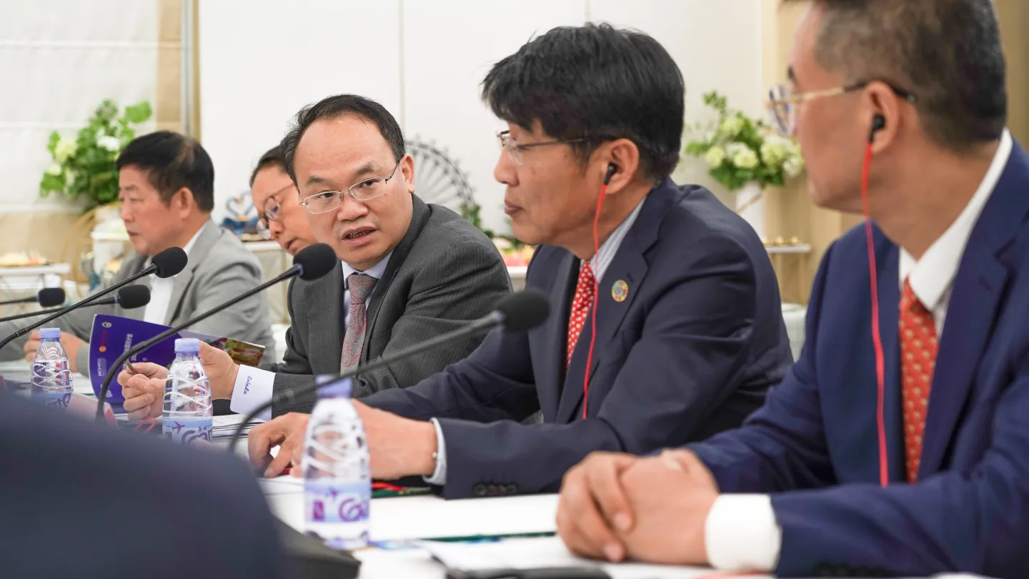 各方讨论体面劳动国别计划的实施