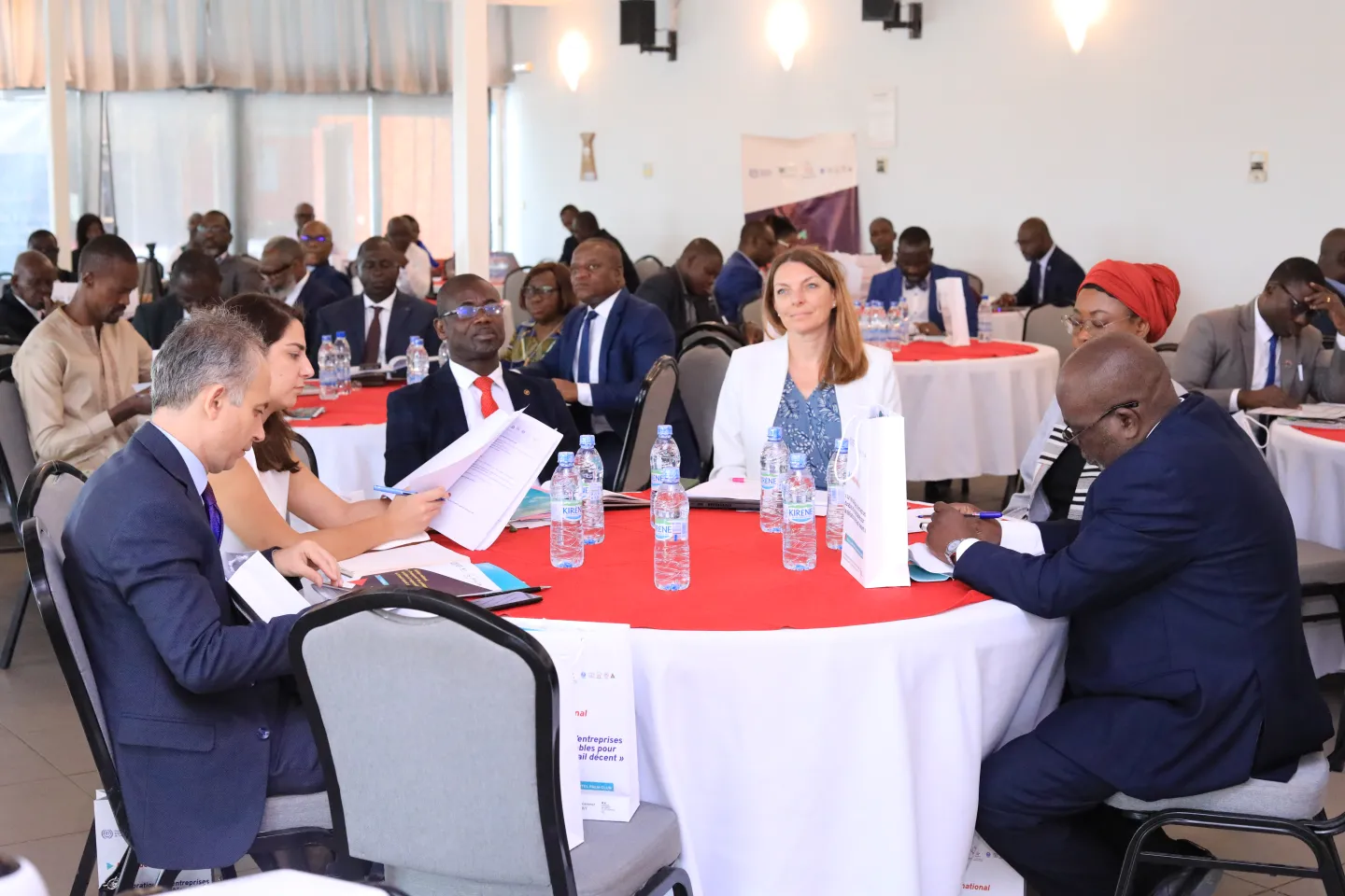 Une vue des participants au Dialogue national