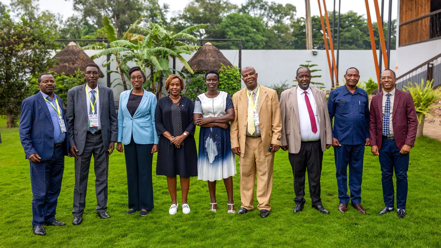 Photo de groupe de la Directrice régionale de l'OIT pour l'Afrique, Fanfan Rwanyindo, avec des représentants de l'Association des employeurs du Burundi.