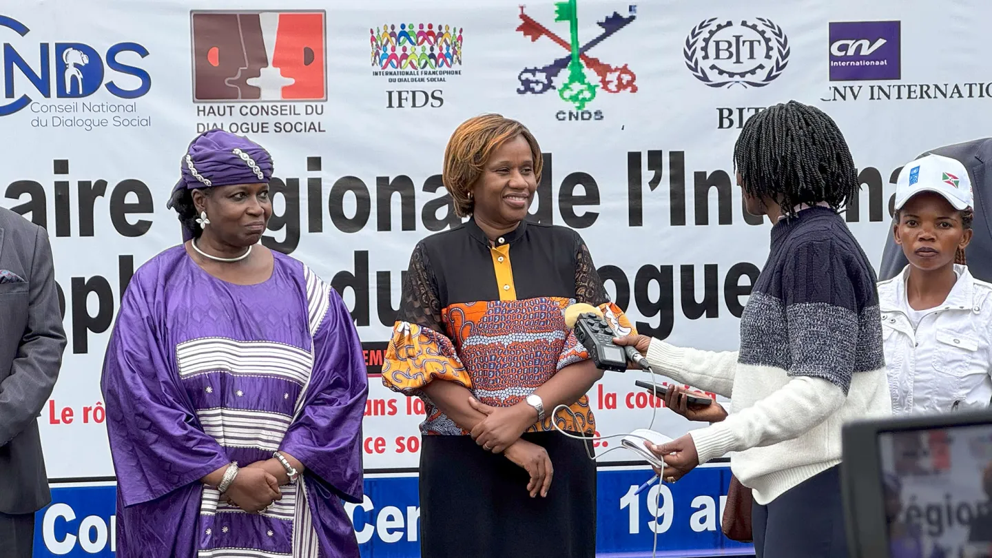 La directrice régionale de l'OIT pour l'Afrique, Fanfan Rwanyindo, participe à une conférence de presse au cours de laquelle elle fait part de ses espoirs concernant sa visite au Burundi.