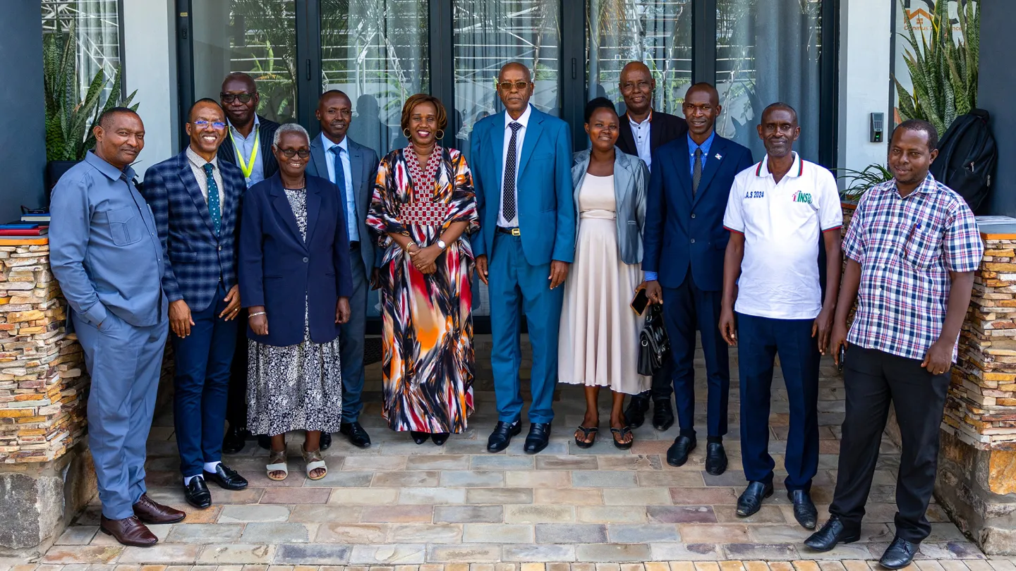 Photo de groupe de la Directrice régionale de l'OIT pour l'Afrique, Fanfan Rwanyindo, avec des représentants de la Confédération des syndicats du Burundi.