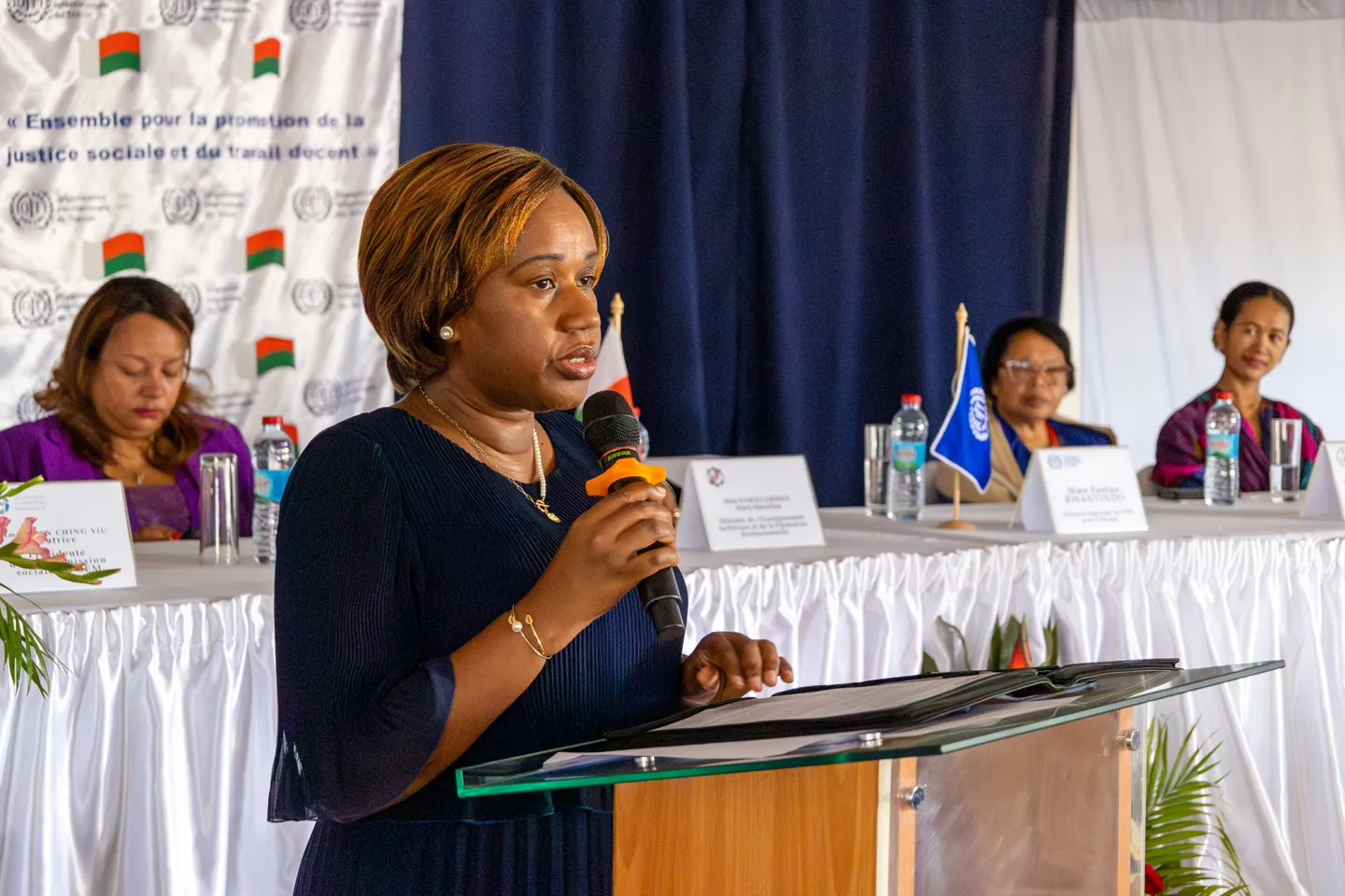 Fanfan Rwanyindo Kayirangwa, la Directrice régionale de l'OIT pour l'Afrique, se tient derrière un pupitre et prononce son discours.