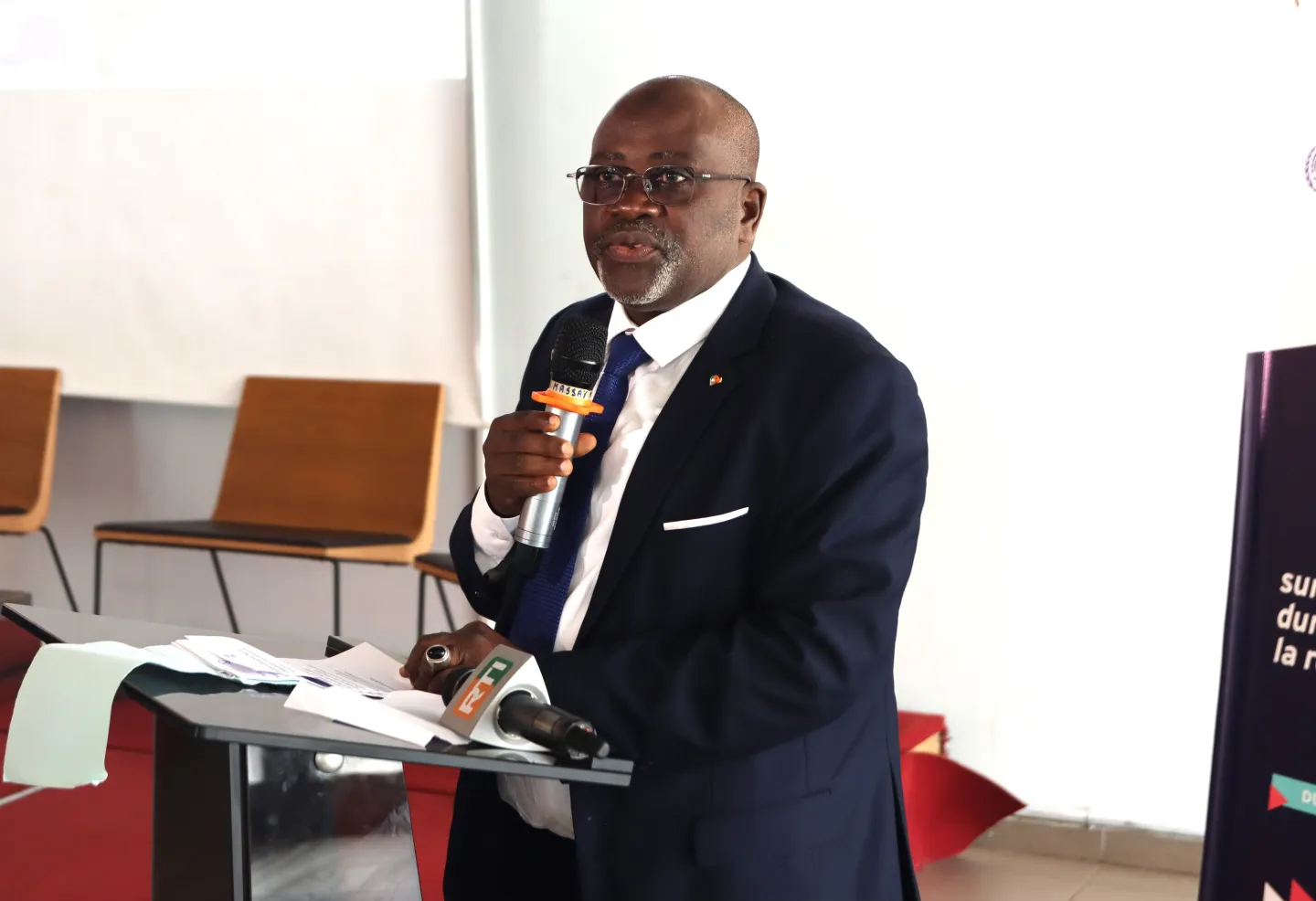 Coulibaly Kassoum, Inspecteur général, représentant le ministre de l'Emploi et de la protection sociale, lors de son allocution à l'ouverture du Dialogue
