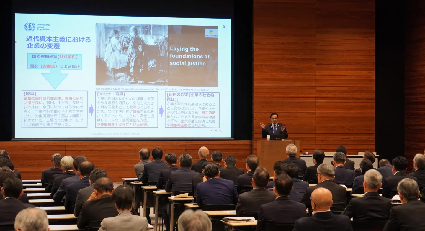 清水建設とそのグループ会社、協力会社の役員らおよそ120人を前に講演する駐日代表の高﨑真一＝2024年10月24日午後1時半すぎ、東京都中央区
