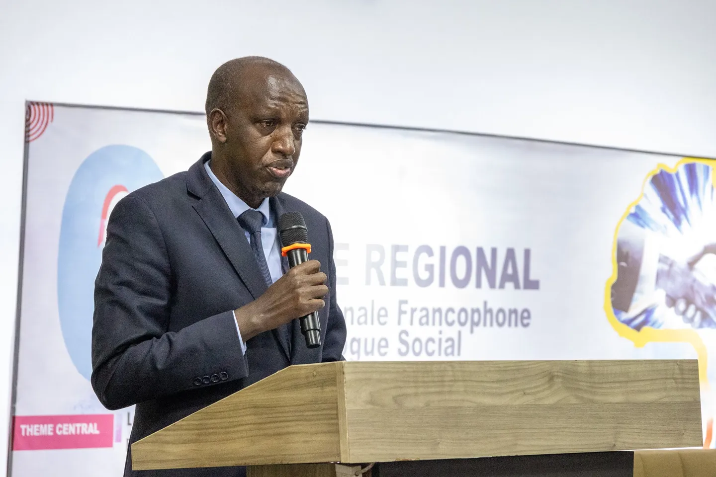 Venuste Muyabaga, Ministre de la fonction publique, du travail et de l'emploi du Burundi, a accueilli les participants à l'ouverture du Symposium.