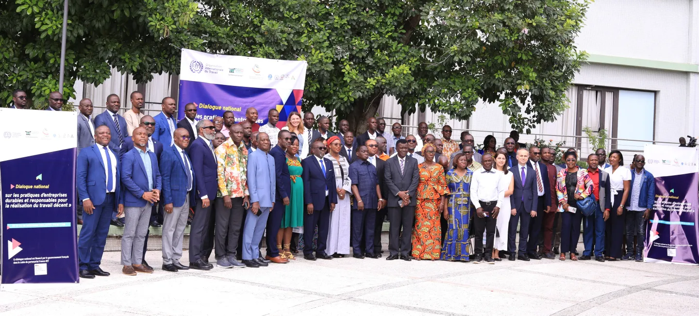 Photo de groupe de tous les participants au Dialogue national pour promouvoir des pratiques d'entreprises durables et responsables pour la réalisation du travail décent en Côte d'Ivoire
