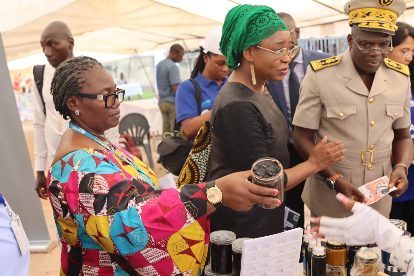 Visite des stands par les officiels