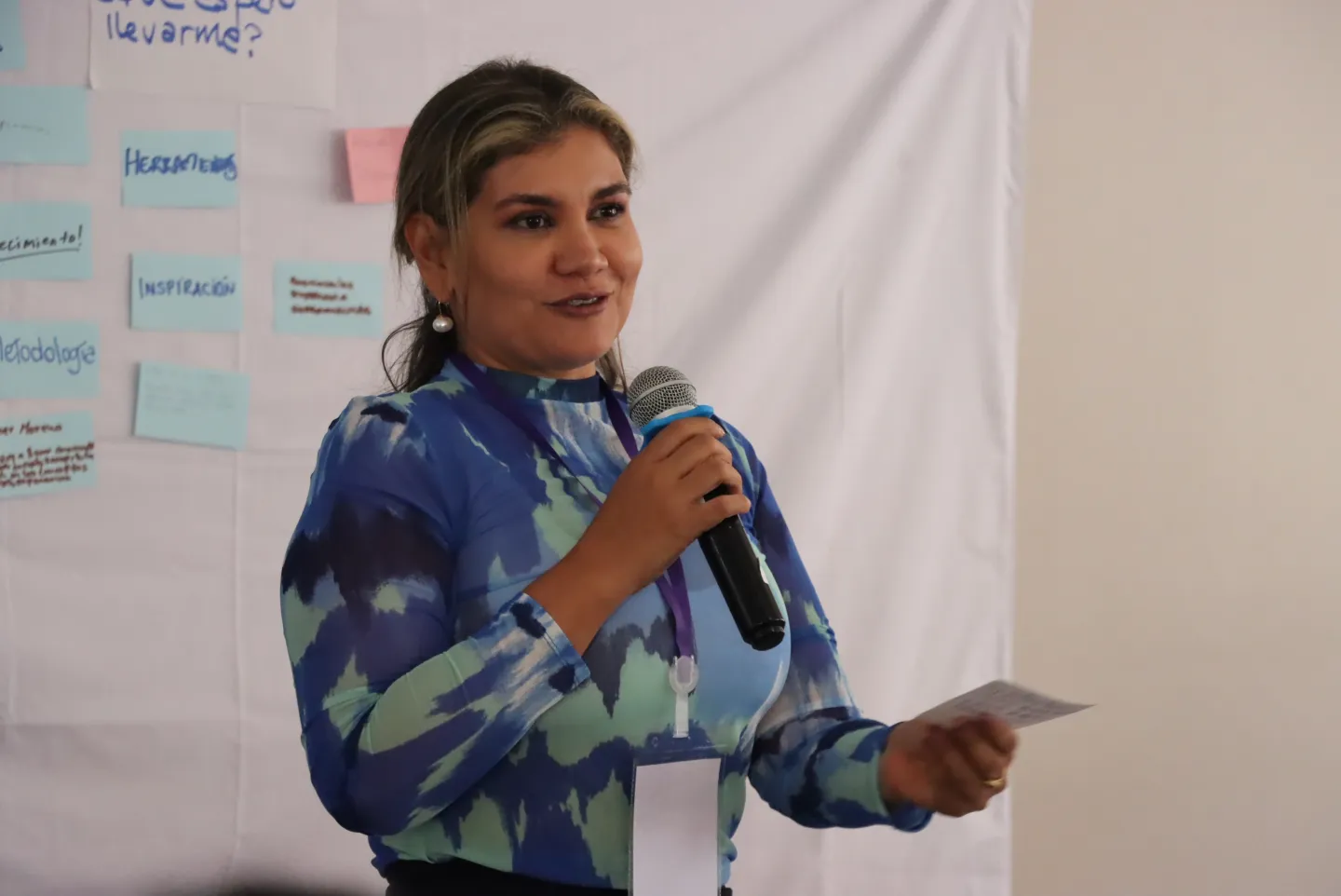  fotografía de una funcionaria de la Rama Judicial participante de la formación dando una intervención