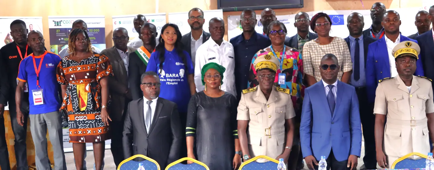 Photo de groupe de certains participants à la Foire BARA avec les officiels