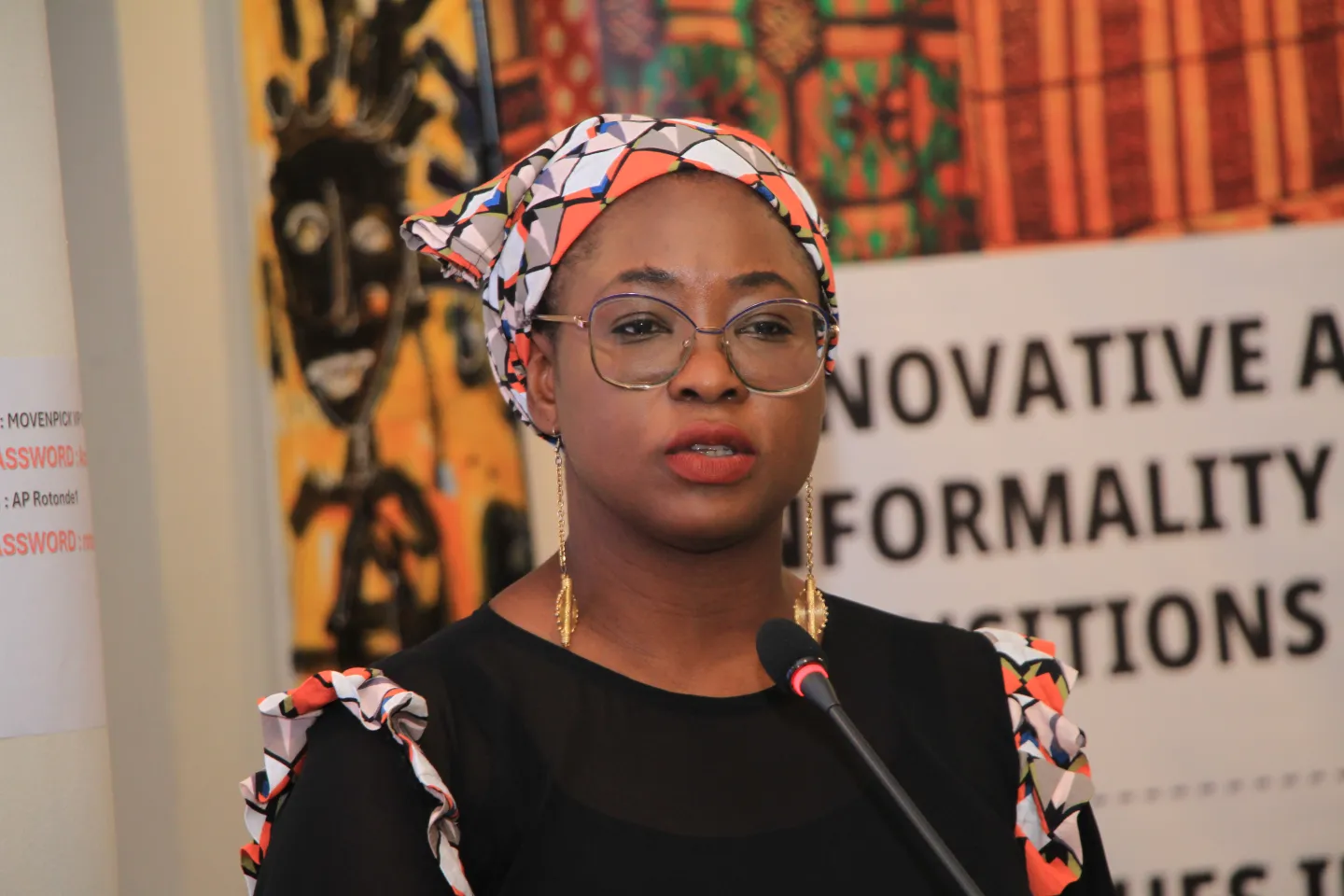 Ndeye Coumba Diop, Directrice du Bureau pays de l’OIT pour la Côte d’Ivoire, le Bénin, le Burkina Faso, le Mali, le Niger et le Togo, se tient derrière un podium pour prononcer son discours de clôture du Forum sur l'informalité.