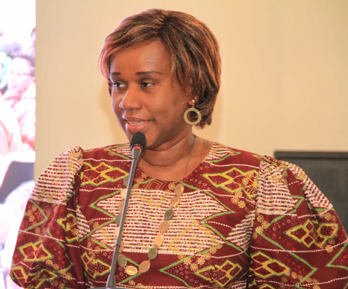Fanfan Rwanyindo Kayirangwa, Directrice régionale de l'OIT pour l'Afrique, se tient derrière un podium et s'adresse aux participants au Forum.