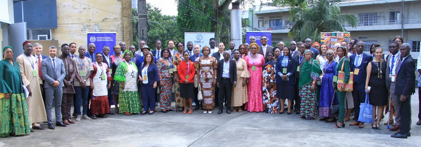 Photo de groupe des participants au Forum régional africain de partage des connaissances sur les approches innovantes pour lutter contre l’informalité. Abidjan, Côte d'Ivoire, 13 novembre 2024.