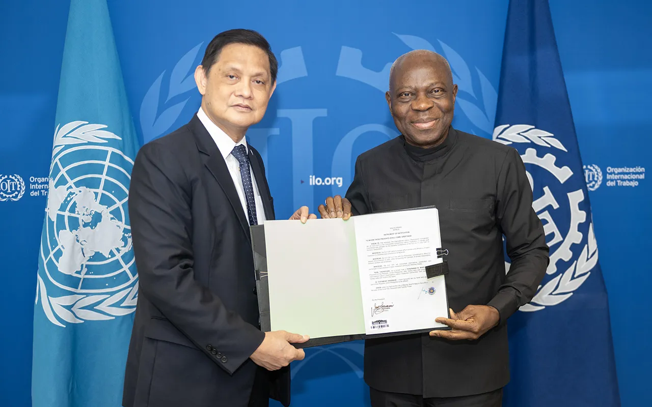 Ratification ceremony of Convention No. 81, 5 November 2024: Mr. Benedicto Ernesto R. Bitonio, Jr., Undersecretary of the Department of Labour and Employment of the Philippines, and Gilbert F. Houngbo, Director-General of the ILO.