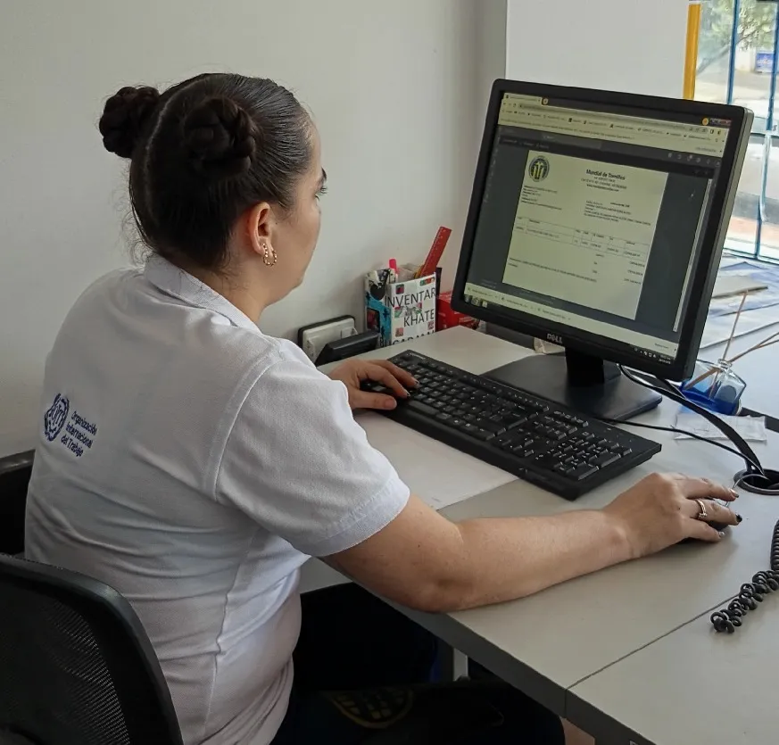 Mujer trabajando en una computadora
