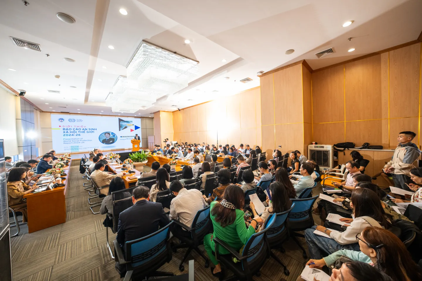  Buổi giới thiệu tại Trường Đại học Kinh tế Quốc dân đã thu hút sự tham gia của hơn 100 đại biểu.