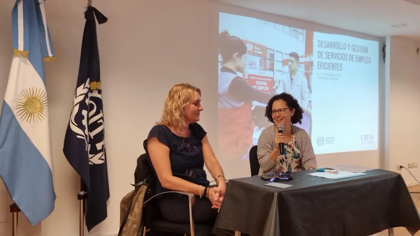 Imagen de la directora de la OIT, Sara Luna Camacho, hablando durante la apertura del curso.
