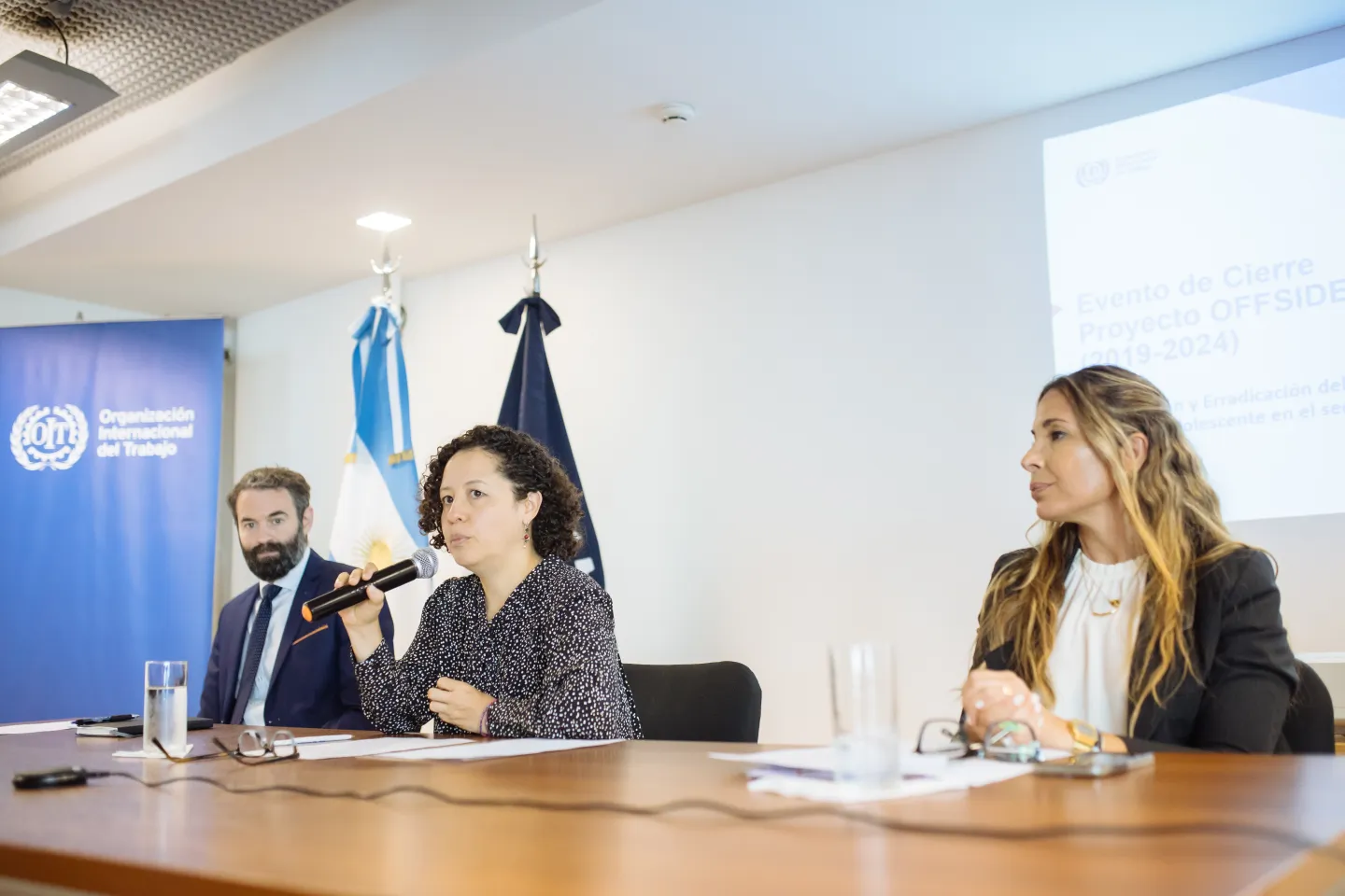 Whitney, Luna Camacho y Figueroa en la mesa de apertura del evento de cierre del proyecto Offside