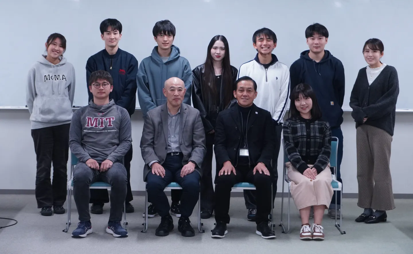 記念撮影に収まる星岳雄教授（前列左から2人目）と、小倉朋子さん（前列右端）らゼミの皆さん＝2024年11月7日午後5時半すぎ