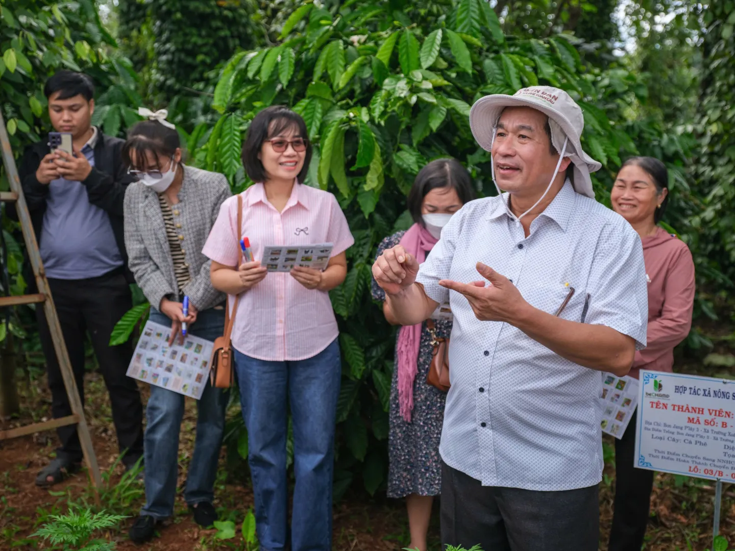 Mai Xuan Thong, OSH trained trainer and Nguyen Ngoc Duyen, National Project Coordinator of the VZF Viet Nam introduced to the participants the Action Checklist at the field. 