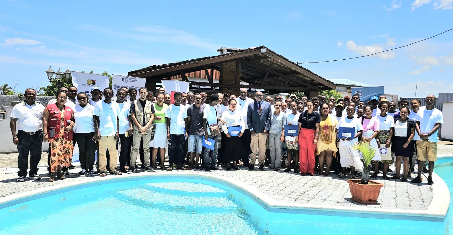 Les bénéficiaires du projet Eco Langouste Sud à Fort-Dauphin avec toutes les parties prenantes ayant contribué à leur formalisation