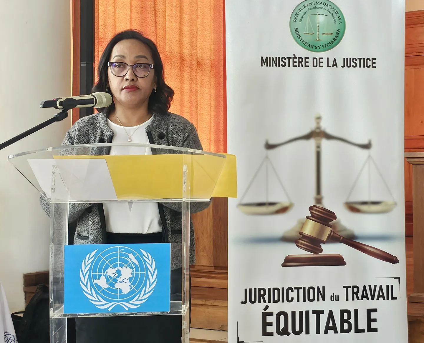 Mme Belalahy, Secrétaire générale, représentant Monsieur le Garde des sceaux, Ministre de la justice, délivrant son discours