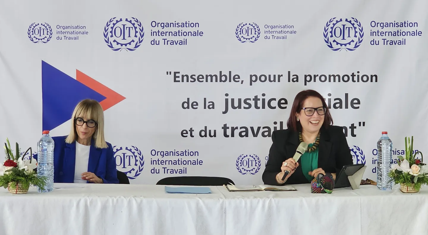 L'équipe du Centre internationale de formation de l'OIT à Turin en pleine présentation sur les normes internationales du travail