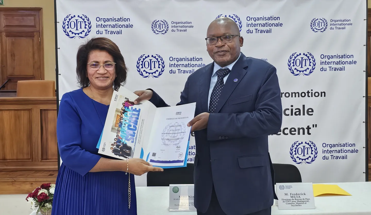 M. Muia remettant son certificat à Mme la Présidente du Tribunal du travail, Mme Nina RAHARINARIVONIRINA