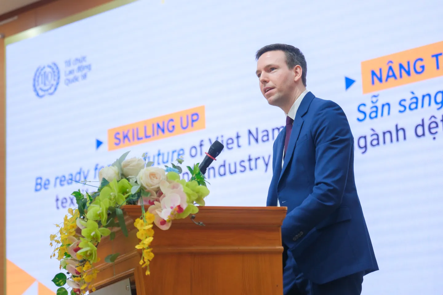 Ông Felix Weidenkaff, Chuyên gia Chính sách Việc làm và Thị trường Lao động của ILO Việt Nam, đã chia sẻ với các sinh viên về tầm quan trọng của việc trau dồi kỹ năng trong nền kinh tế số và kinh tế xanh.