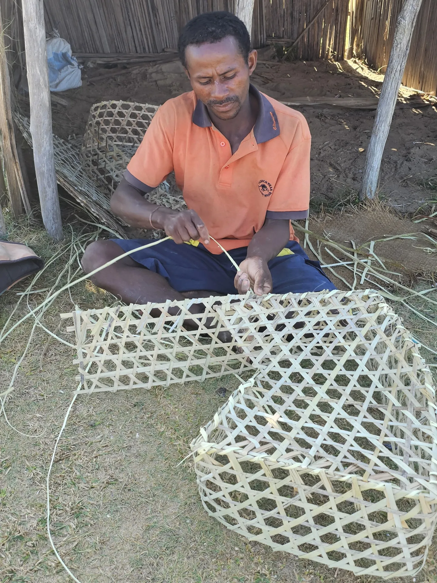 Un pêcheur répare son casier à langouste à la main