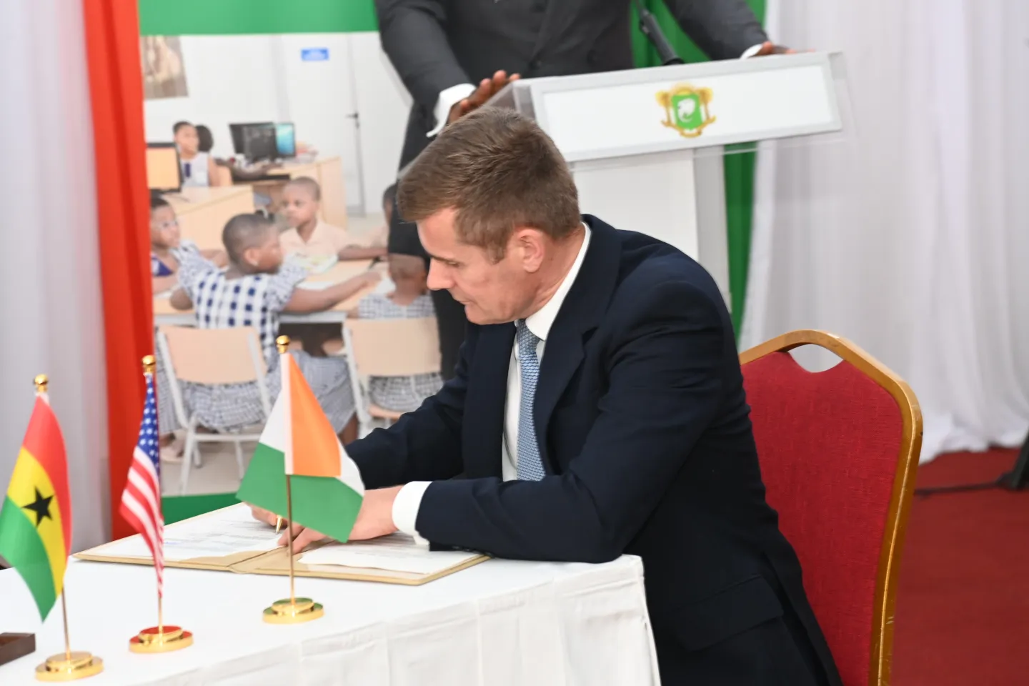 Chris Vincent, Président de la Fondation mondiale du cacao, en train de signer l’accord