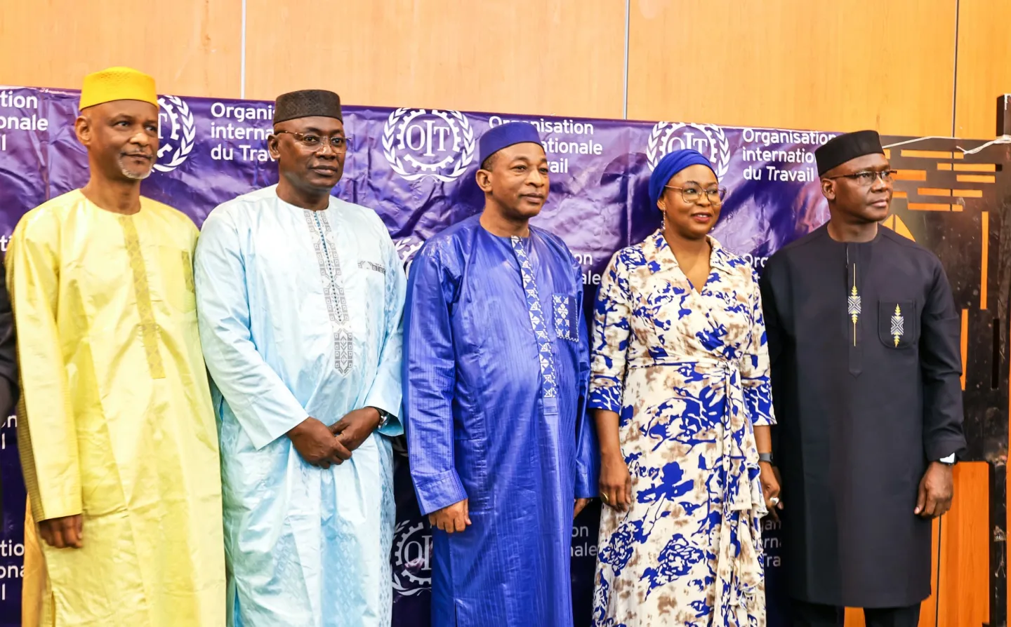 Photo de groupe des officiels de la cérémonie de lancement des Rapports sur le travail décent et le travail des enfants autour de Fassoum Coulibaly, ministre du Travail, de la Fonction publique et du Dialogue social (au milieu en bleu)