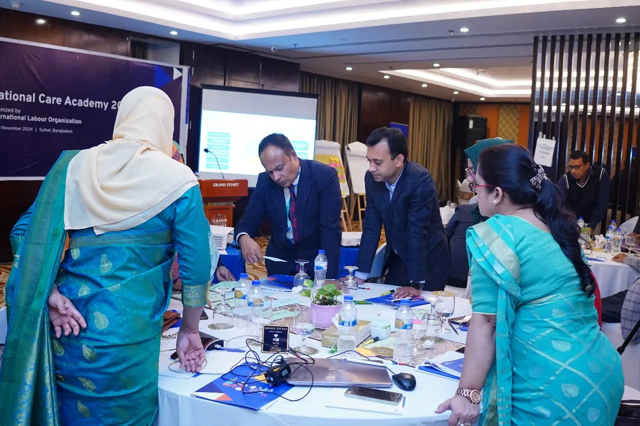 High level government officials engaged in the group work