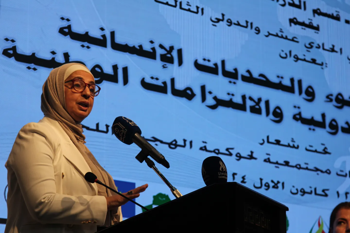 الدكتورة مها قطاع، منسقة مكتب منظمة العمل الدولية في العراق، في تلقي كلمتها خلال المؤتمر العلمي الحادي عشر والدولي الثالث حول الهجرة واللجوء والتحديات الإنسانية بين المسؤولية الدولية والالتزامات الوطنية، في بغداد، العراق.