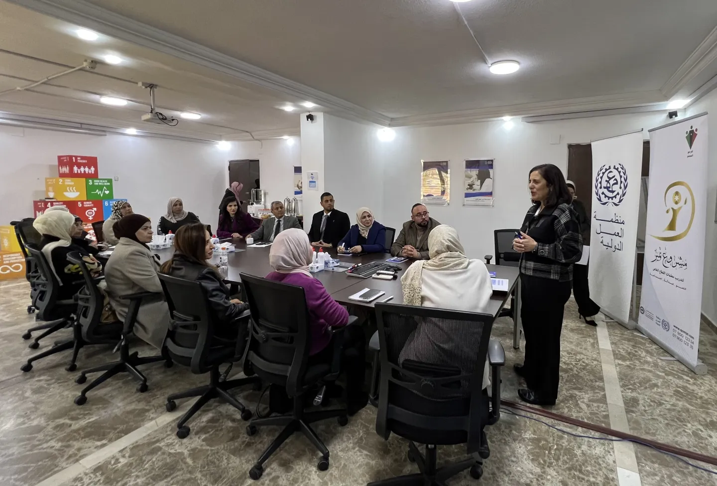 مديرة برنامج العمل اللائق للمرأة ريم أصلان أثناء كلمتها الترحيبية بالحضور في بداية الفعالية