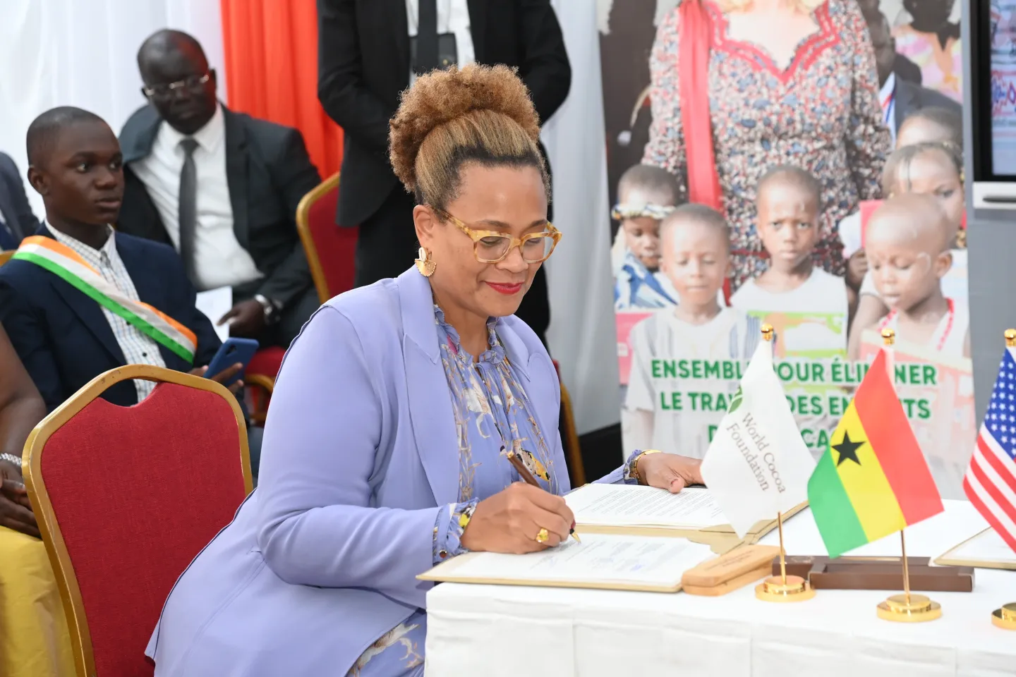 Jessica Davis Ba, Ambassadrice des Etats Unis en Côte d’Ivoire signant à son tour le Cadre d’Action