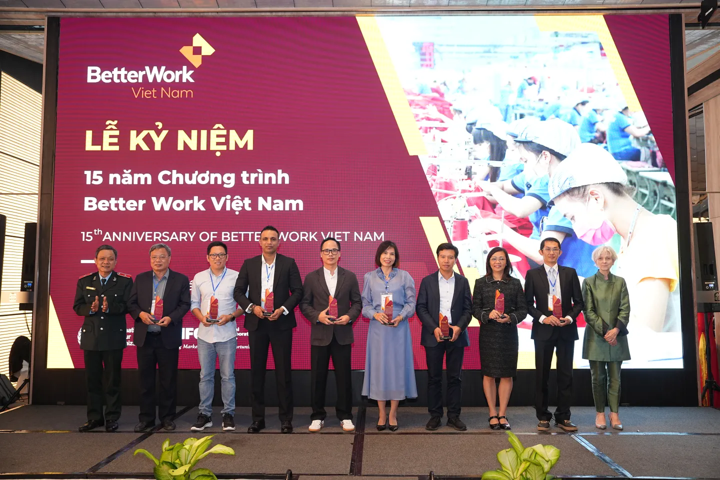 Better Work Việt Nam trao tặng kỷ niệm chương cho các nhãn hàng, nhà máy tiên tiến và nhà máy đã đồng hành cùng Chương trình trong chặng đường 15 năm qua.