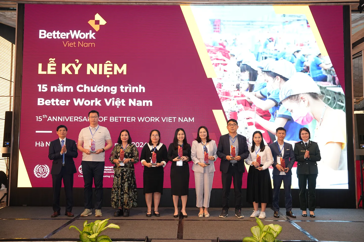 Better Work presents commemorative medal of appreciation to representatives of participating brands, high-performance factories and factories over the past 15 years.