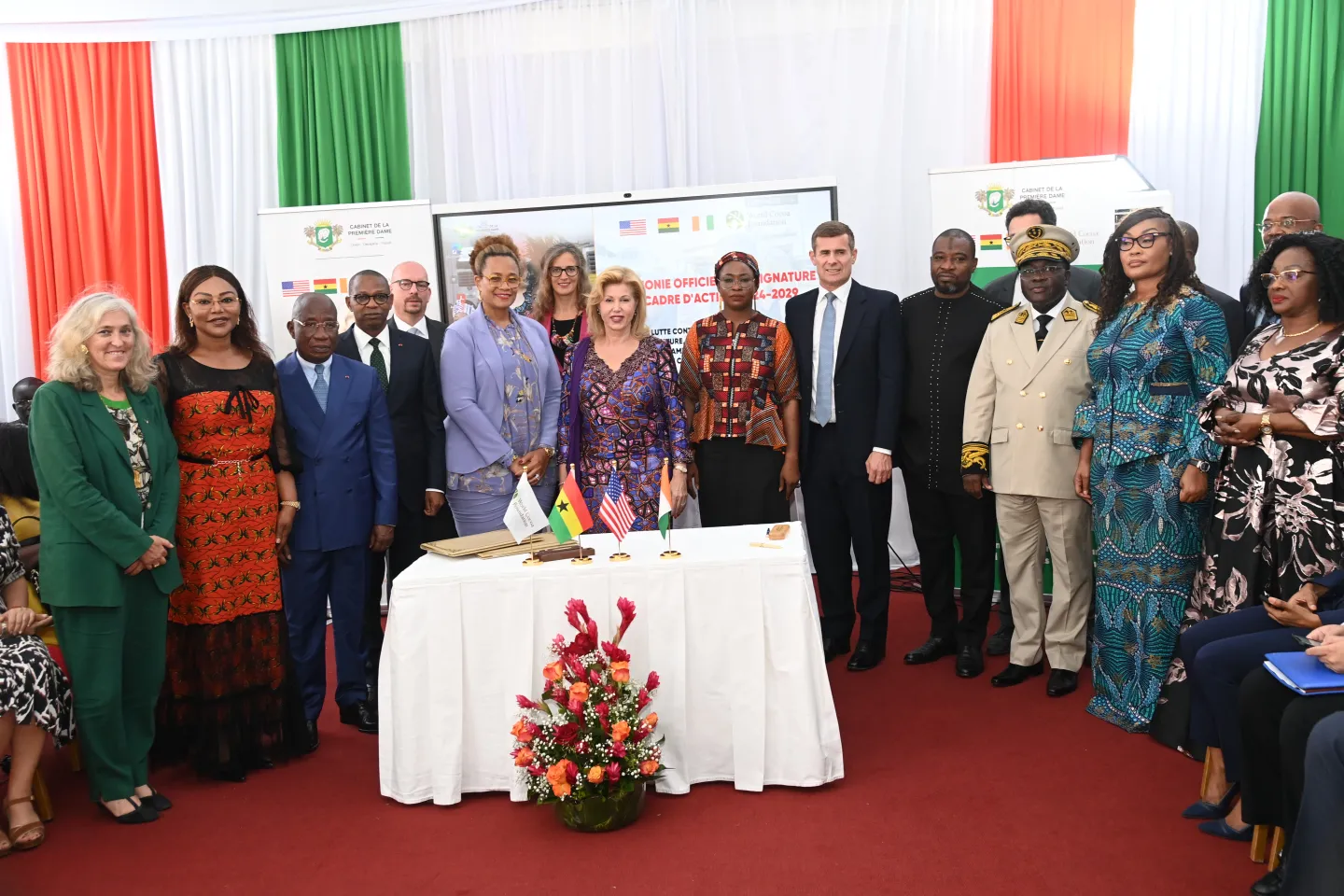   Photo de groupe autour des signataires du nouveau Cadre d'Action