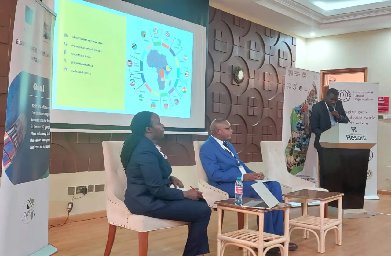 M. Muia et la représentante du programme Trademark financé par l'UE lors d'un panel de discussion