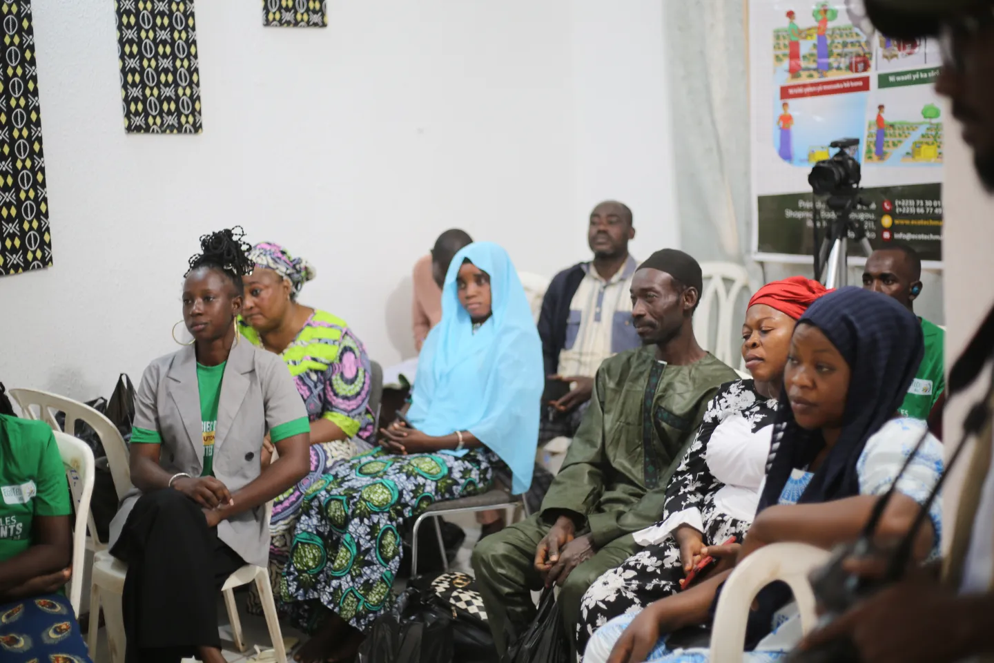 Les participants en salle, suivent attentivement le module sur le suivi-évaluation