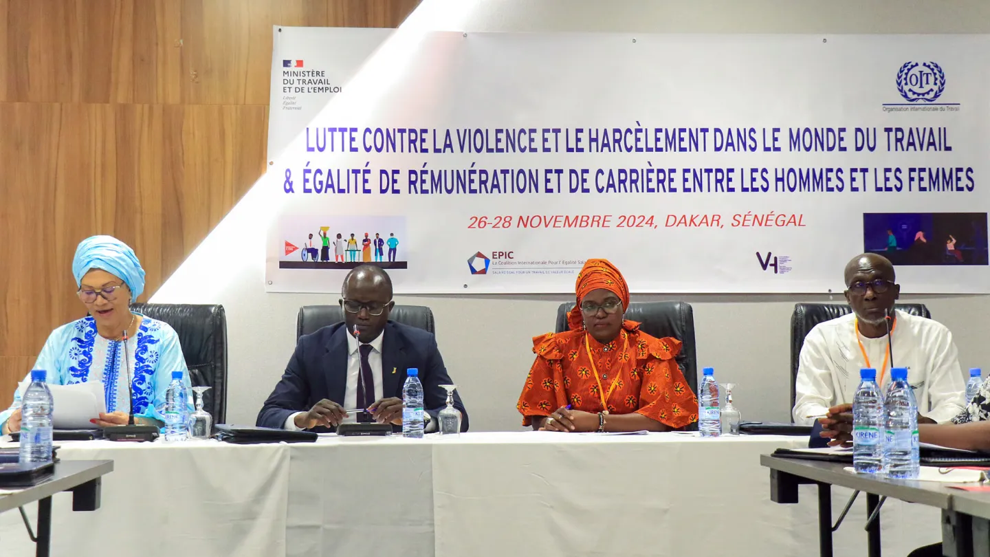 Participants dans une rencontre organisée à Dakar sur la prévention de la violence et du harcèlement dans le monde du travail, et le combat contre les inégalités salariales entre les hommes et les femmes.