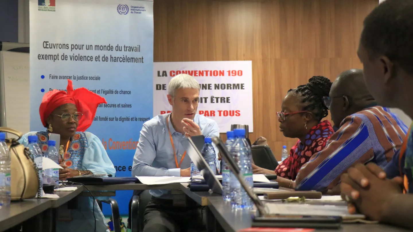 Participants en discussion lors d'une séance de travail à Dakar sur la prévention de la violence et du harcèlement dans le monde du travail.