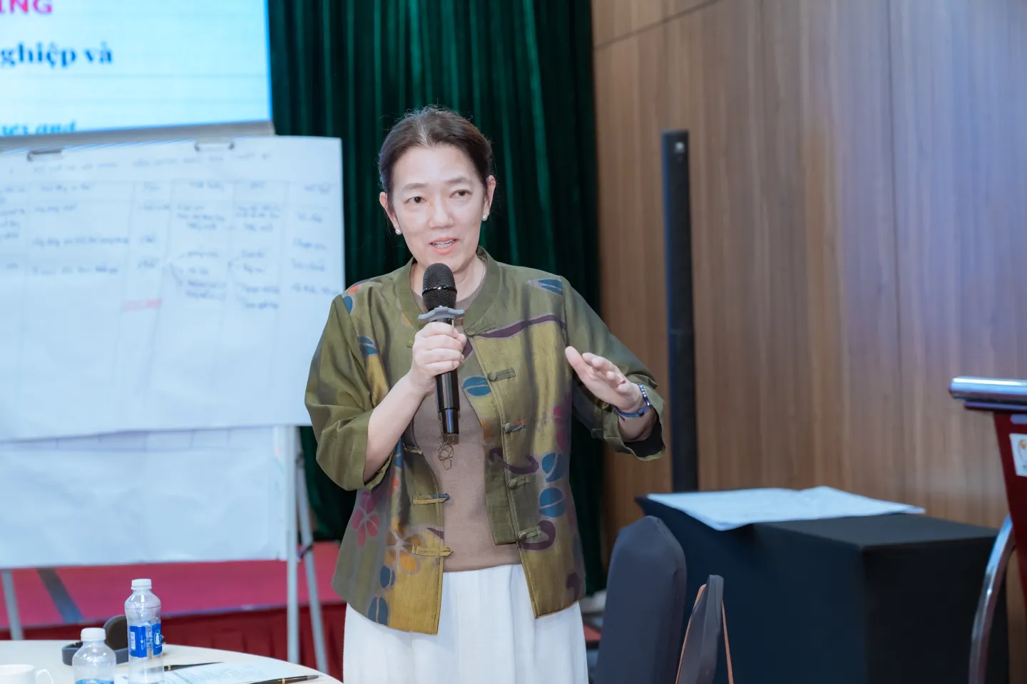 Bà Akiko Sakamoto, Chuyên gia Cao cấp về Kỹ năng và Khả năng Việc làm của ILO, nhấn mạnh rằng nhóm công tác mới là một bước quan trọng hướng tới việc điều chỉnh kỹ năng phù hợp với đổi mới và phát triển bền vững trong ngành dệt may Việt Nam.