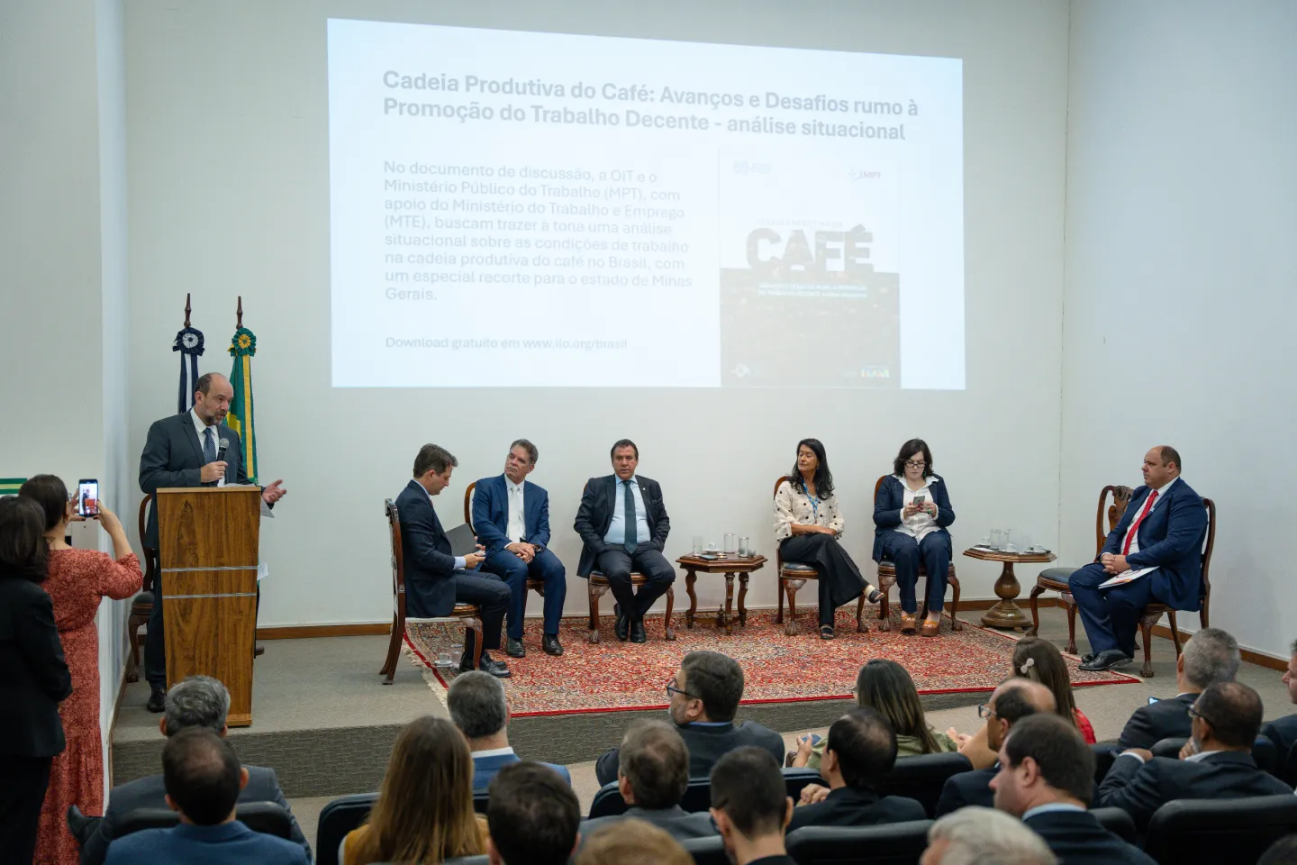 Diretor da OIT apresenta estudo da cadeia do café em Seminário em Brasília
