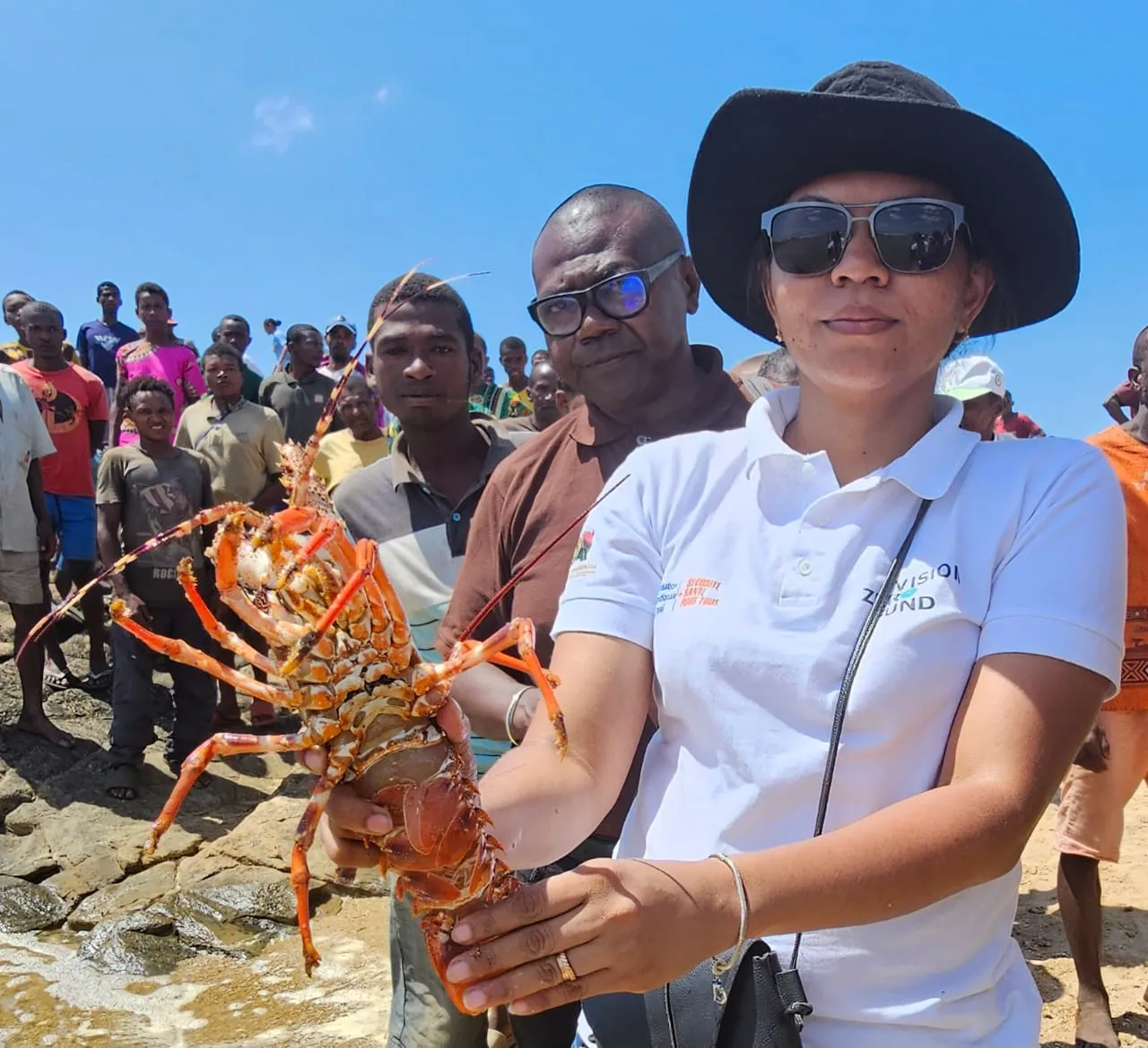 À Ampasimasay, Tolagnaro, la coordinatrice nationale du projet Ecolangouste célèbre l’ouverture de l’APGL pour une pêche durable avec une magnifique langouste !