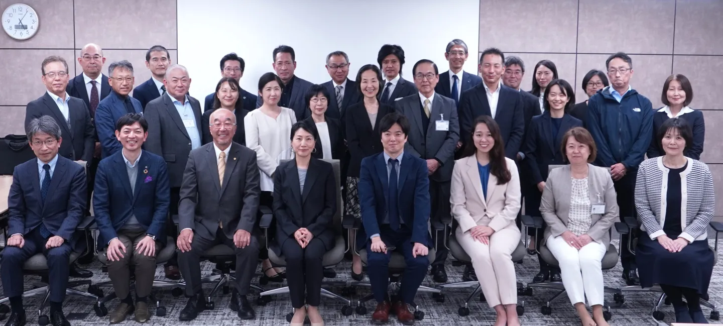 記念写真に納まる参加者と企画したJEITAのCSR委員会サステナブル調達パートナーシップ構想タスクフォース（TF）のメンバーら＝2024年11月15日午後6時すぎ、東京・日本橋
