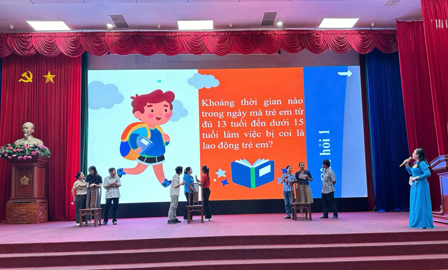 Workers playing teamwork game “Who is faster?’’ on child labour.
