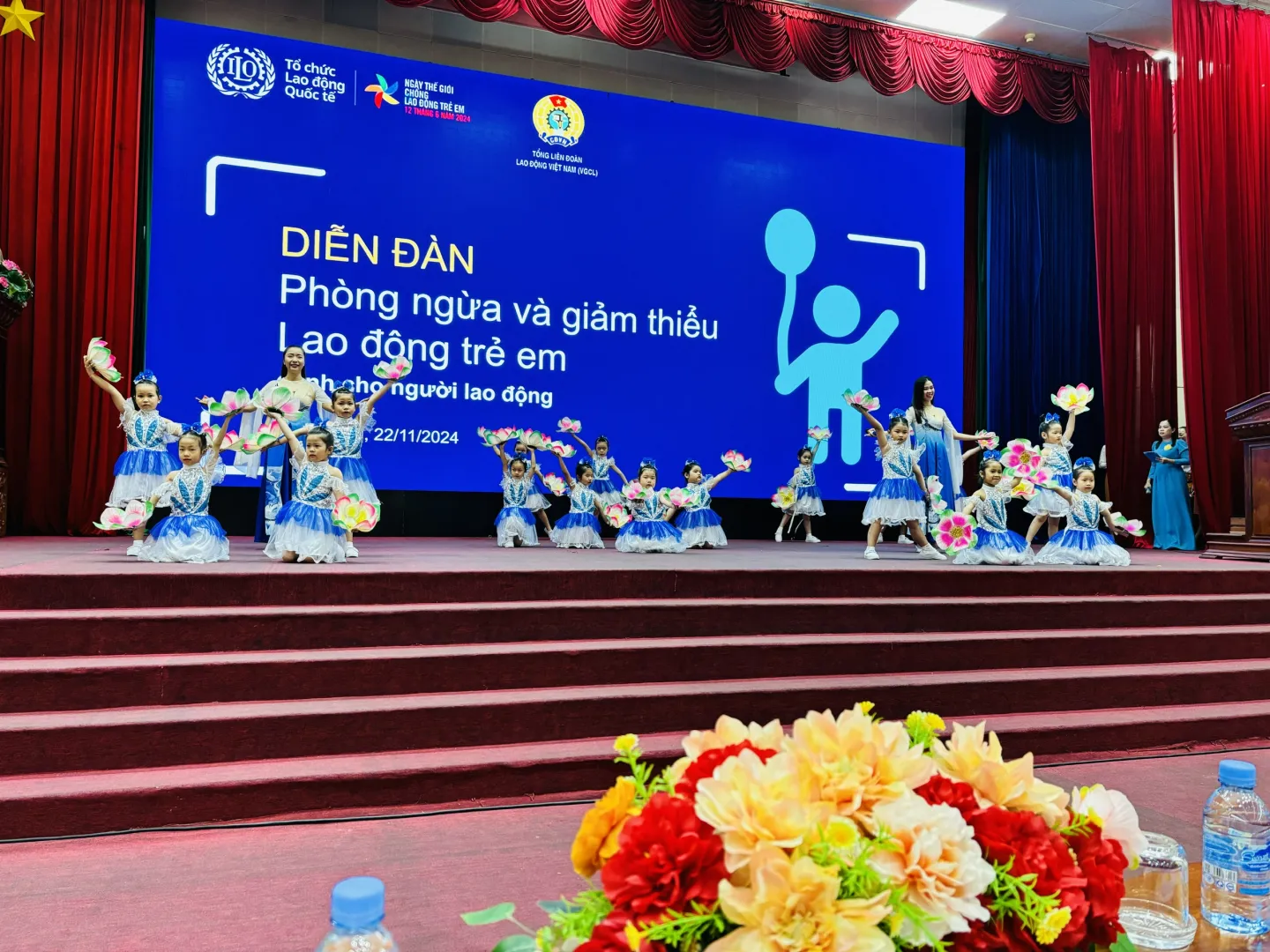 ‘’Trẻ em như búp trên cành’’, sáng tác Khánh Vinh – bài hát đoạt giải trong Cuộc thi “Sáng tác ca khúc phòng chống lao động trẻ em" do đoàn viên công đoàn và học sinh Trường Mầm non Hùng Vương biểu diễn (Tiền Giang).