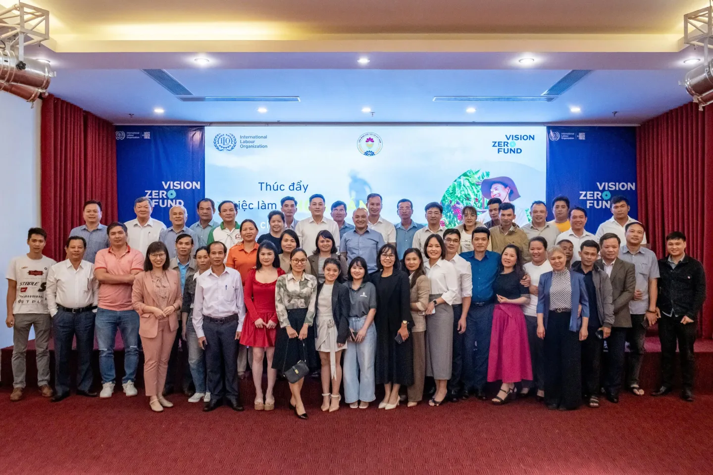 Nearly 50 representatives of agricultural production cooperatives, including five coffee processing facilities, from eight provinces and cities in the Central and Central Highlands regions attended the event. 