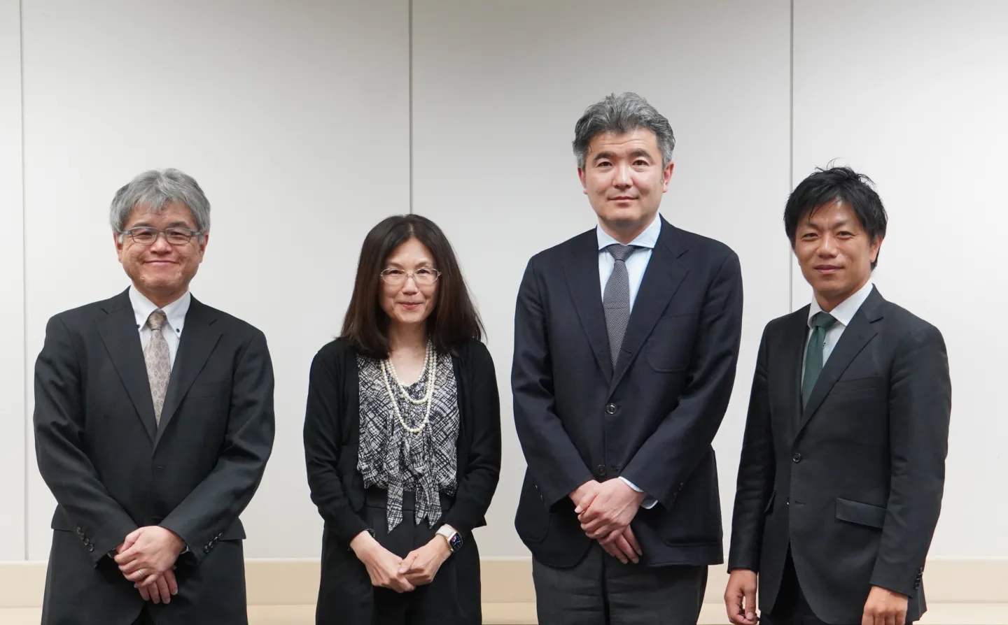 （左から）意見交換に臨むJEITA・CSR委の成岡剛委員長、有川倫子副委員長、JCMの平川秀行事務局次長、ILO駐日事務所の田中竜介＝2024年1月24日午後、東京・大手町